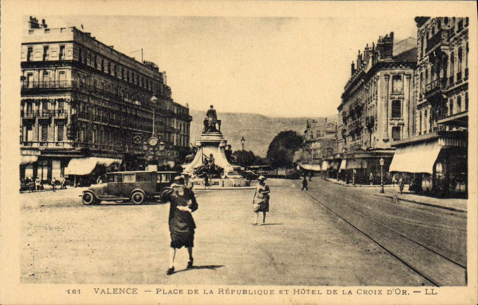 CPA Valence place de la Republique et hotel de la Croix d'Or 