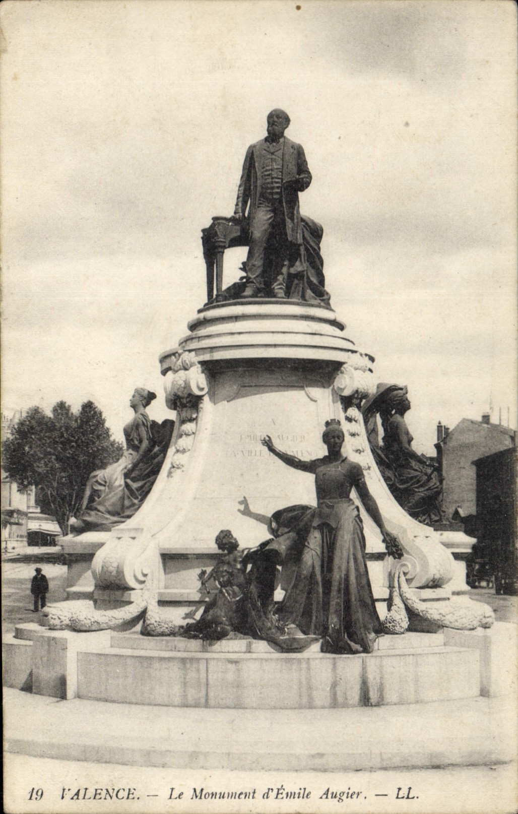 CPA Valence le Monument d'Emile Augier 
