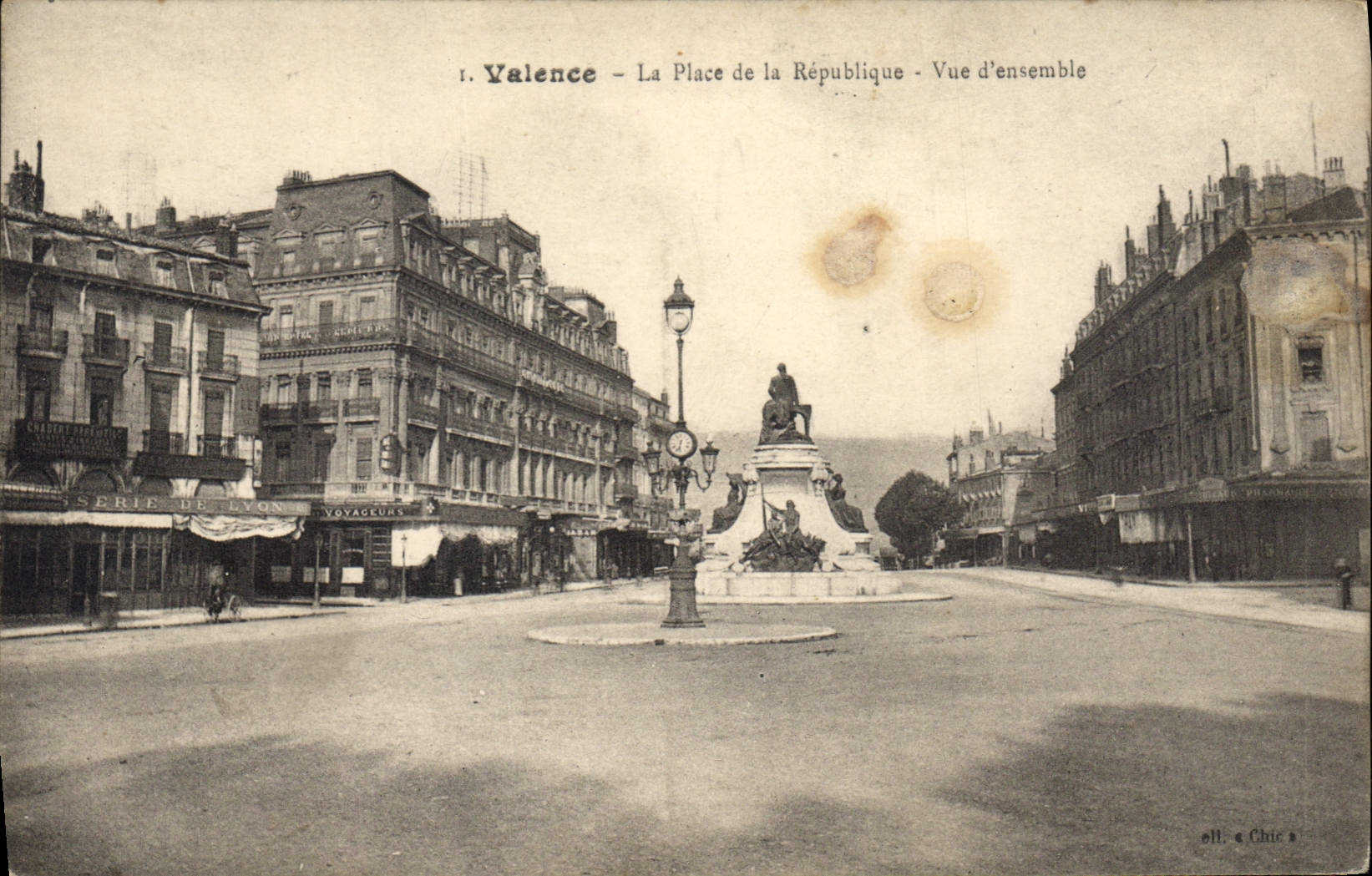 CPA Valence la place de la Republique vue d'ensemble