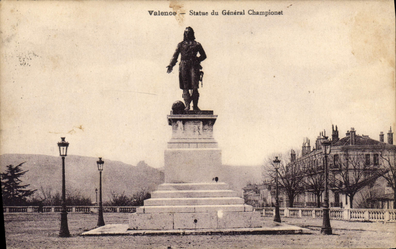 CPA Valence statue du generale Championet 