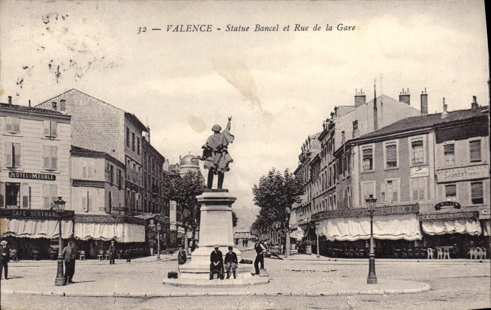 CPA Valence statue Bancel et rue de la gare 