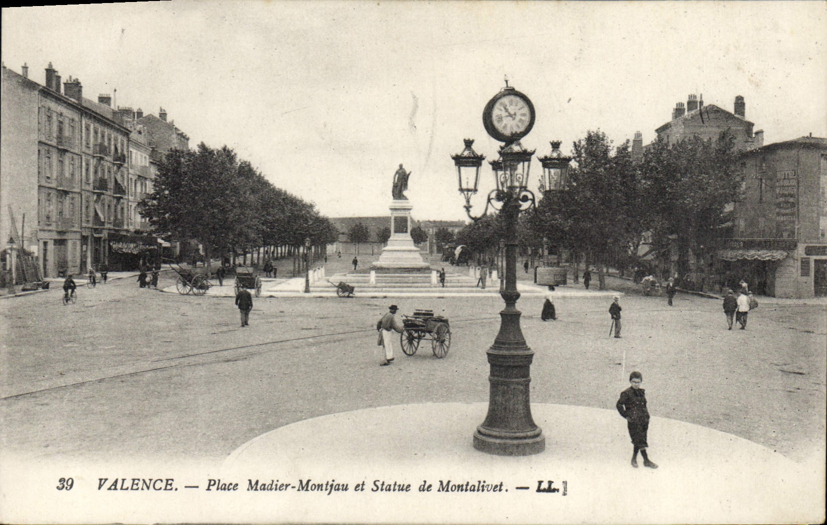 CPA Valence Place Madier Montjau et Statue de Montalivet 