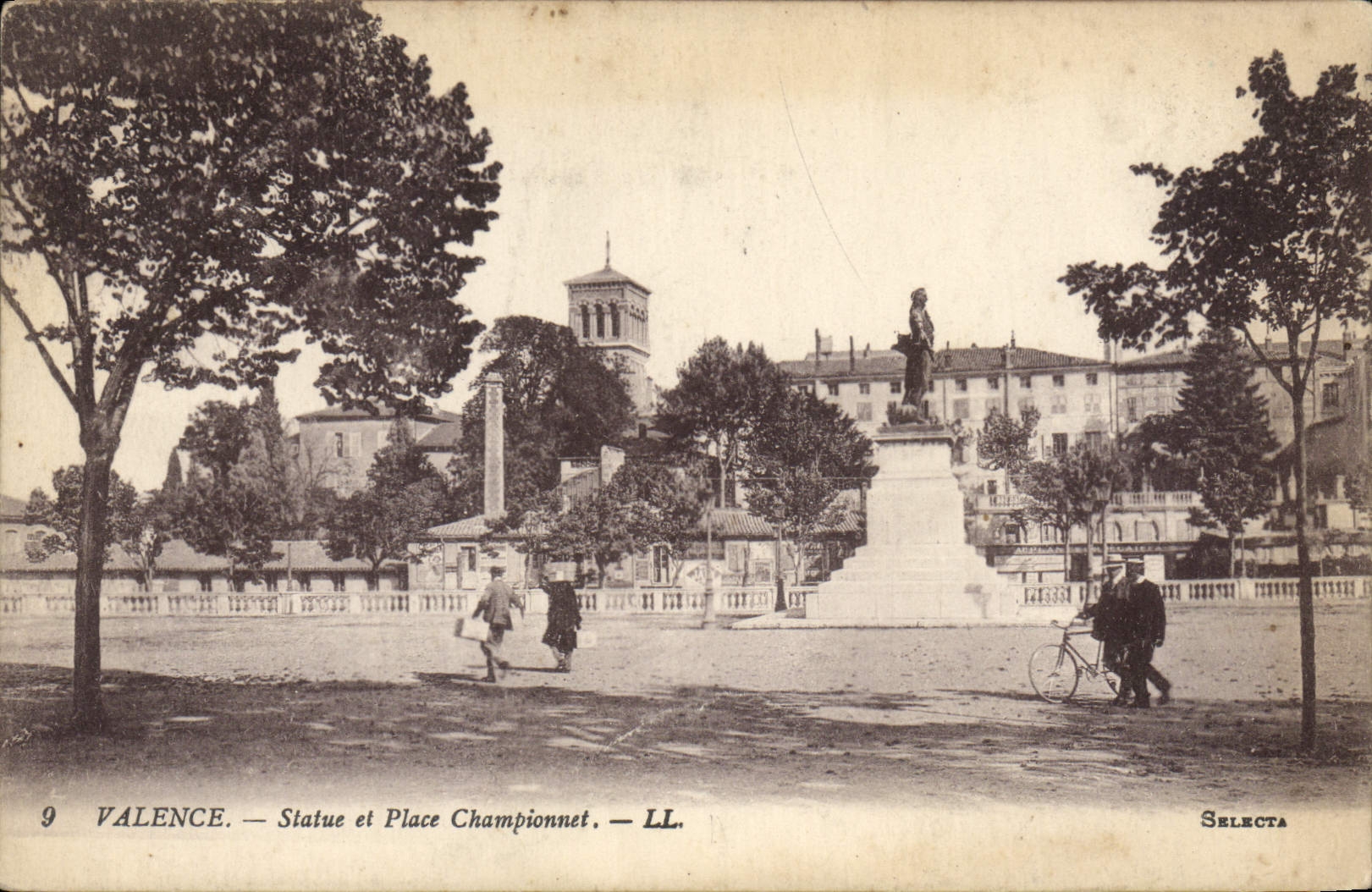CPA Valence Statue et Place Championnet