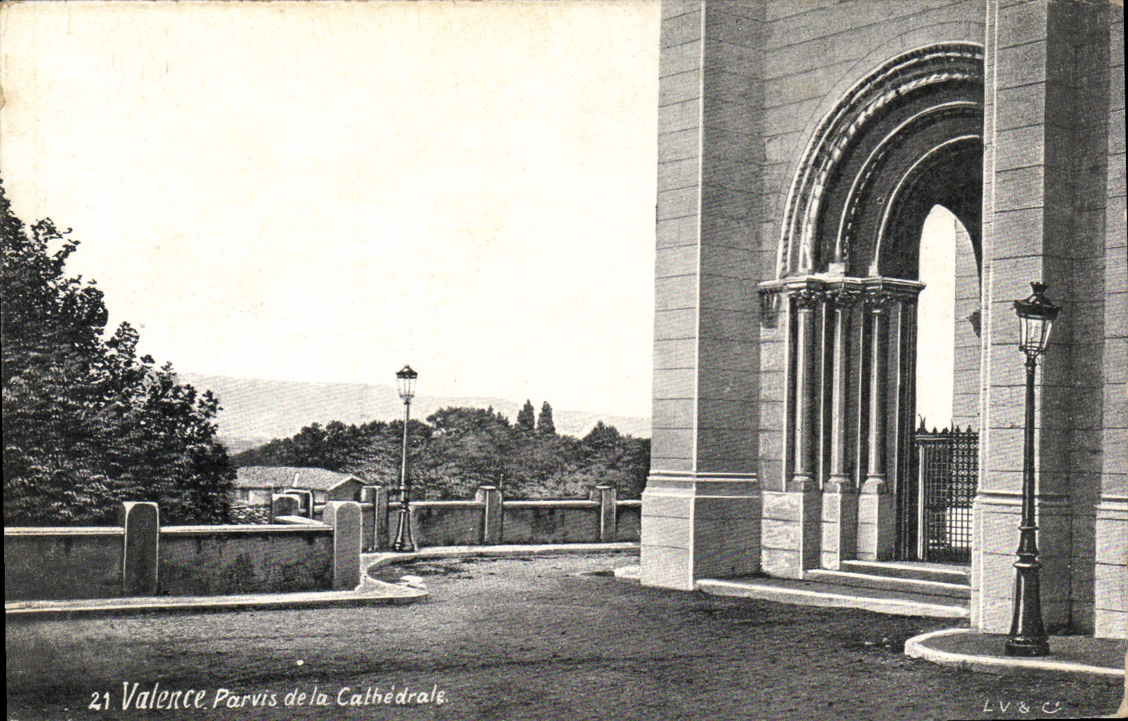 CPA Valence Parvis de la Cathedrale 