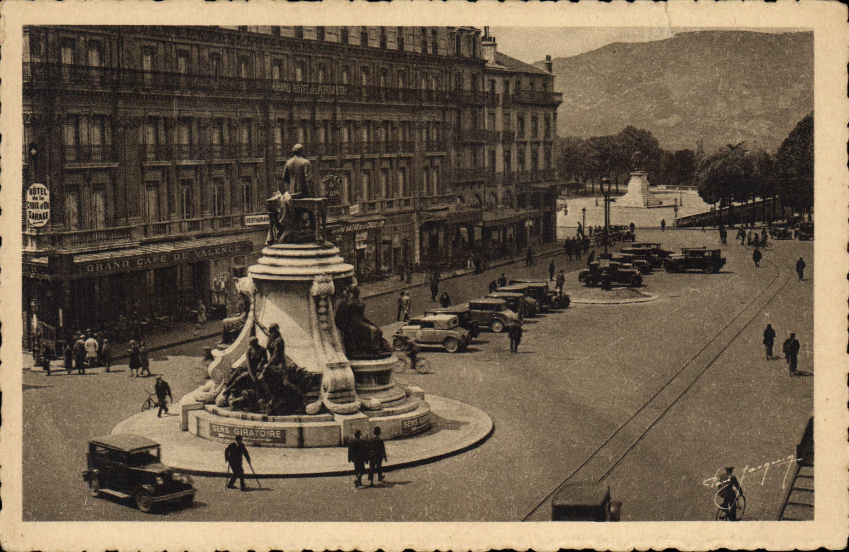 CPA Valence Statue d'Emile Augier Place de la Republique et l'Hotel de la Croix d'Or