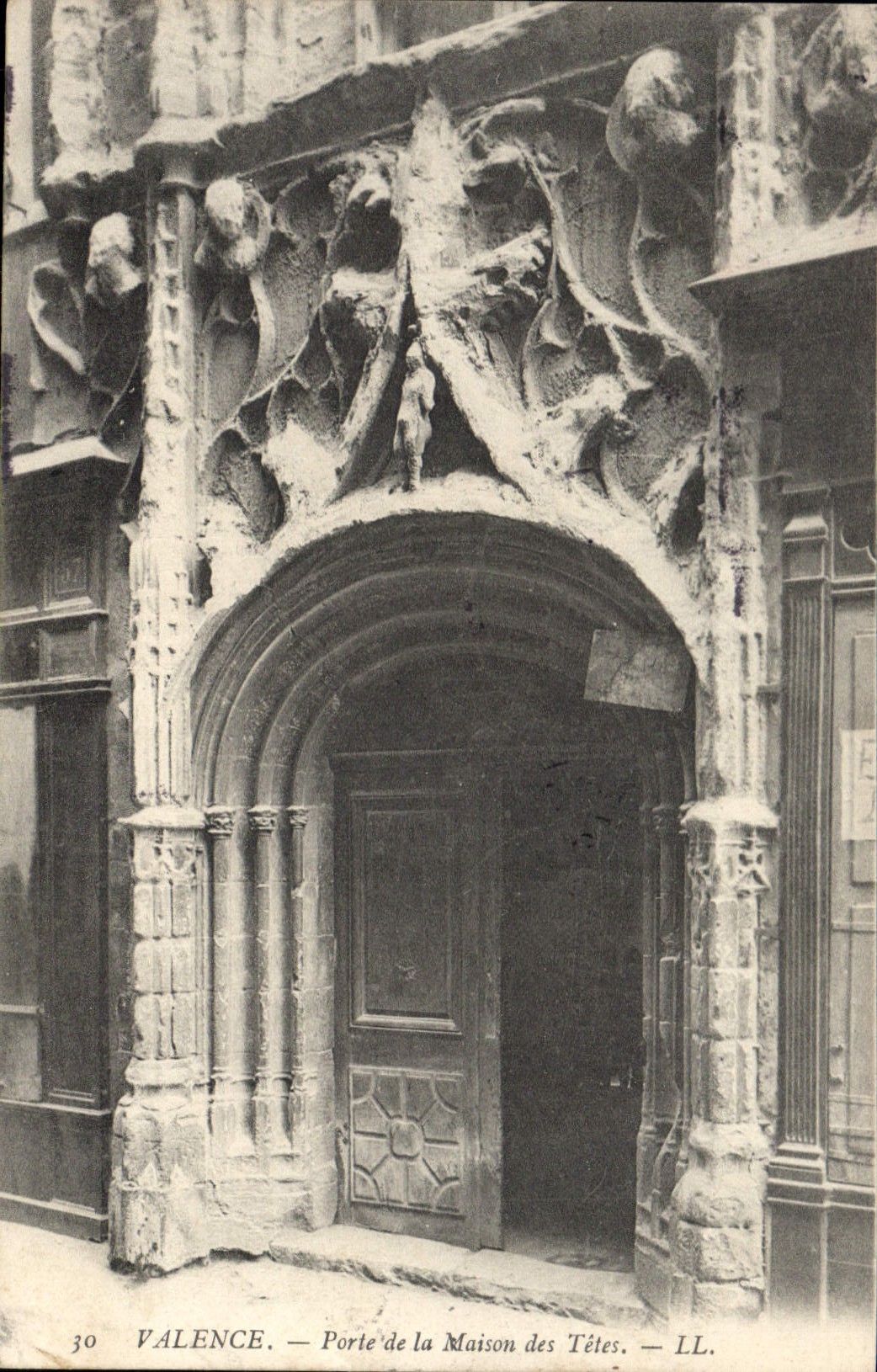 CPA Valence Porte de la Maison des Tetes 