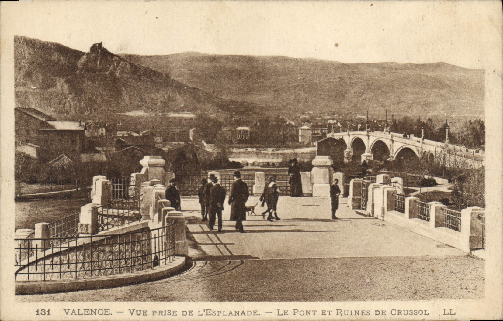 CPA Valence Vue prise de l'Esplanade Le Pont et Ruines de Crussol 