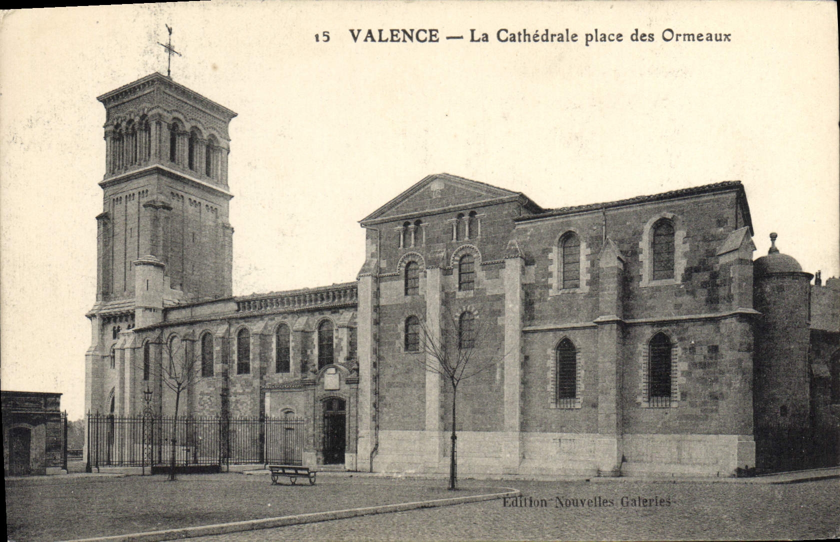 CPA Valence La Cathedrale place des Ormeaux 