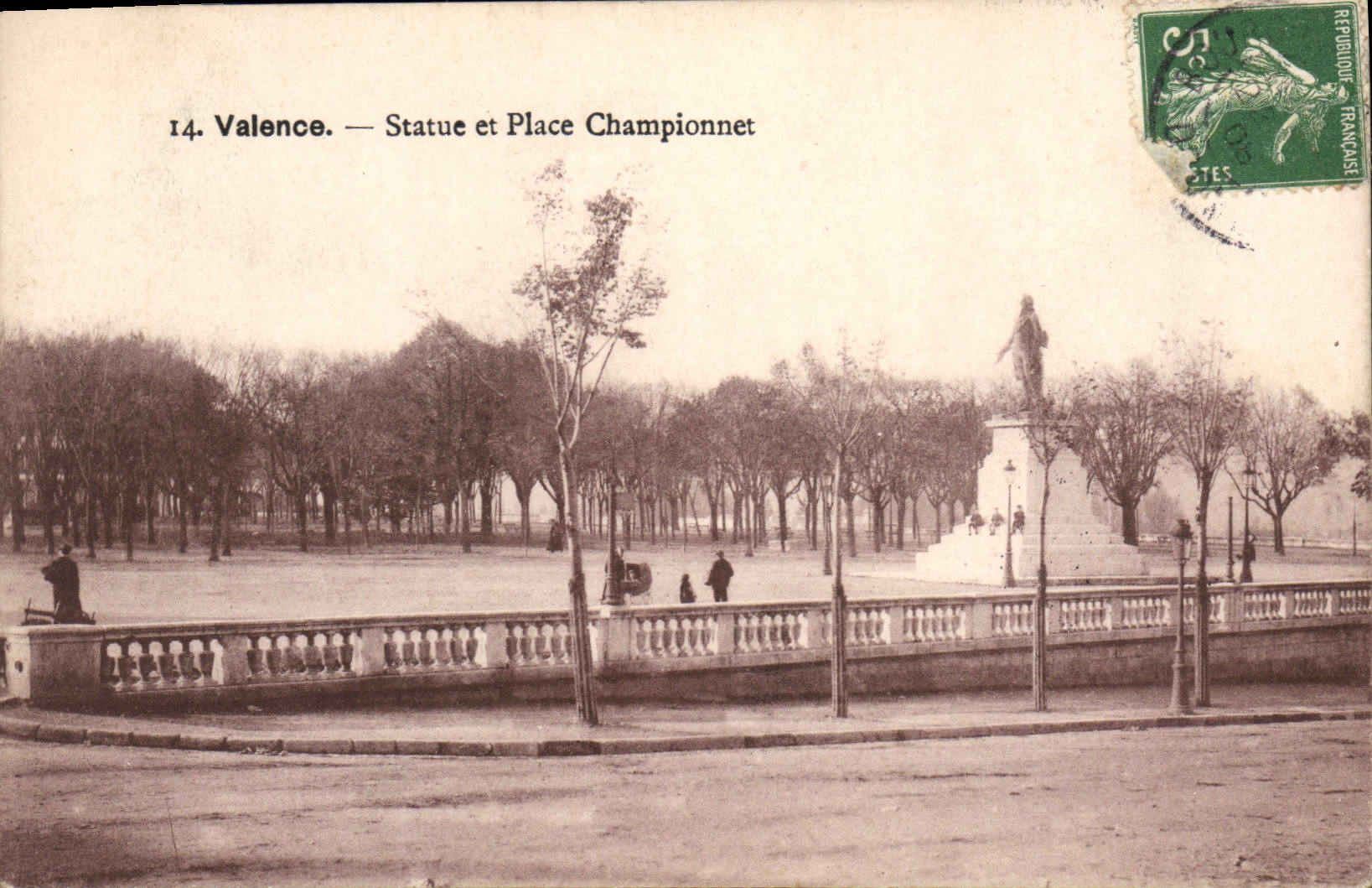 CPA Valence Statue et Place Championnet 