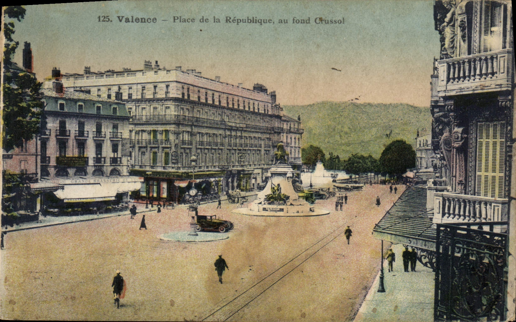 CPA Valence place de la Republique au fond Crussol 