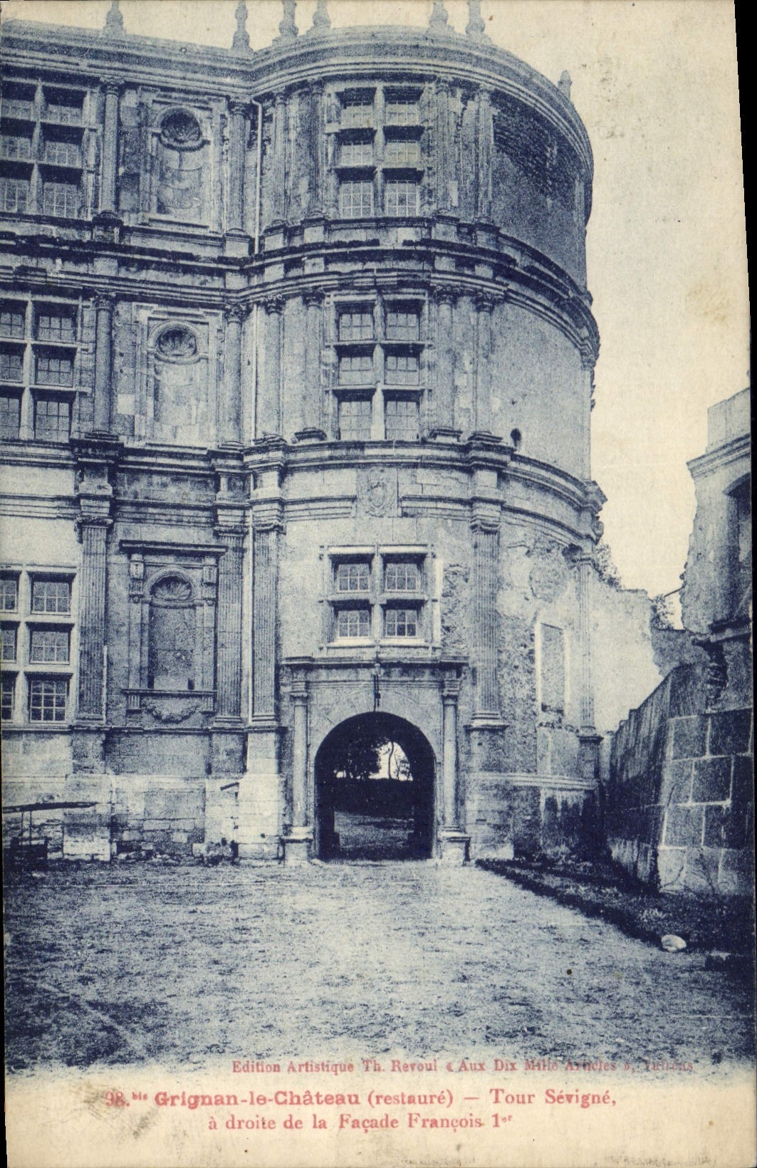 CPA Grignan le chateau restaure Tour Sevigne a droite de la facade Francois 