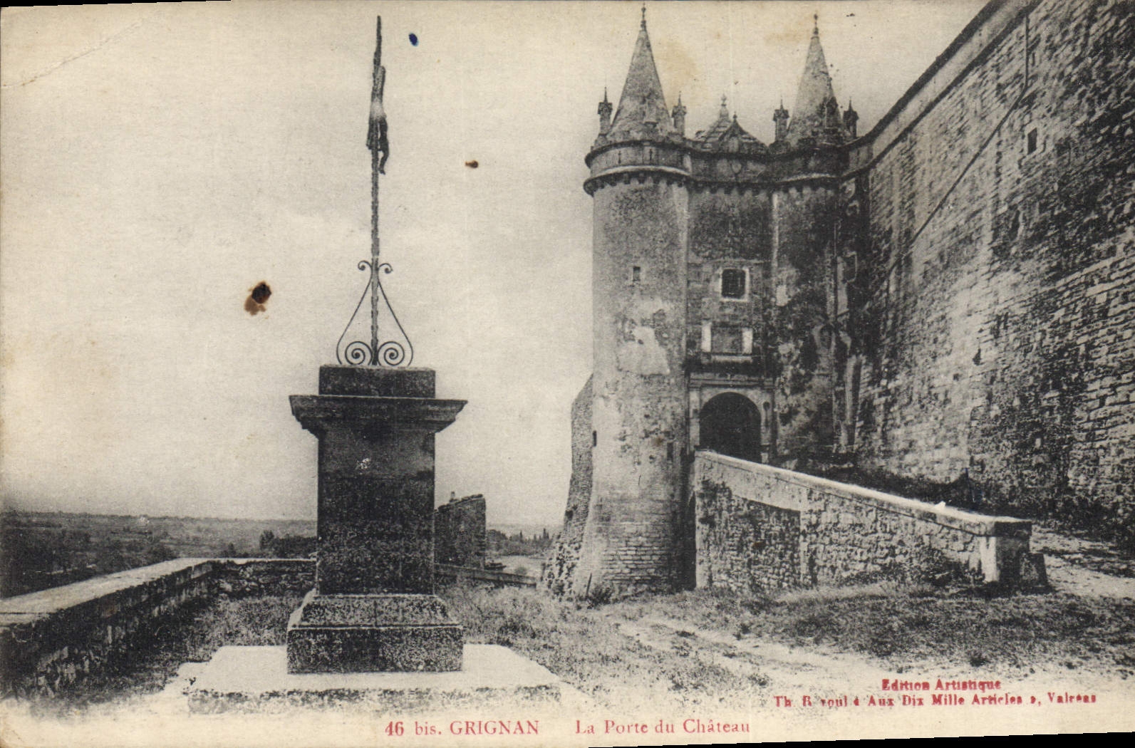 CPA Grignan la Porte du chateau 