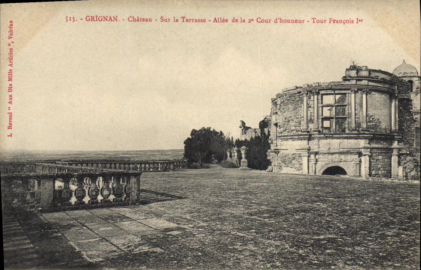 CPA Grignan chateau sur la Terrasse Alle de la II Cour d'honneur Tour Francois I