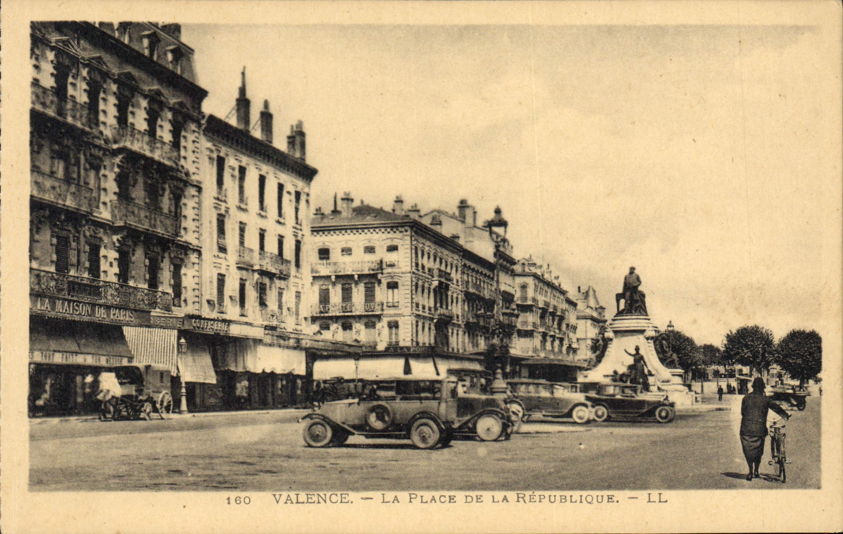 CPA Valence la place de la Republique 