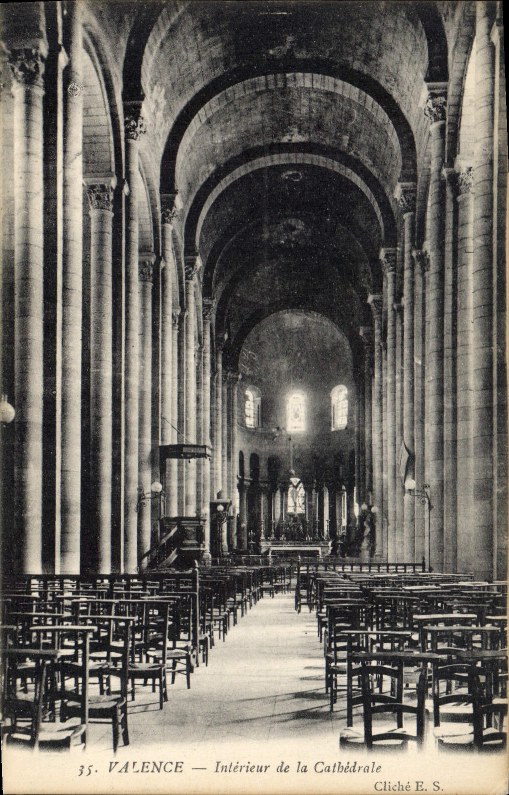 CPA Valence interieur de la cathedrale 