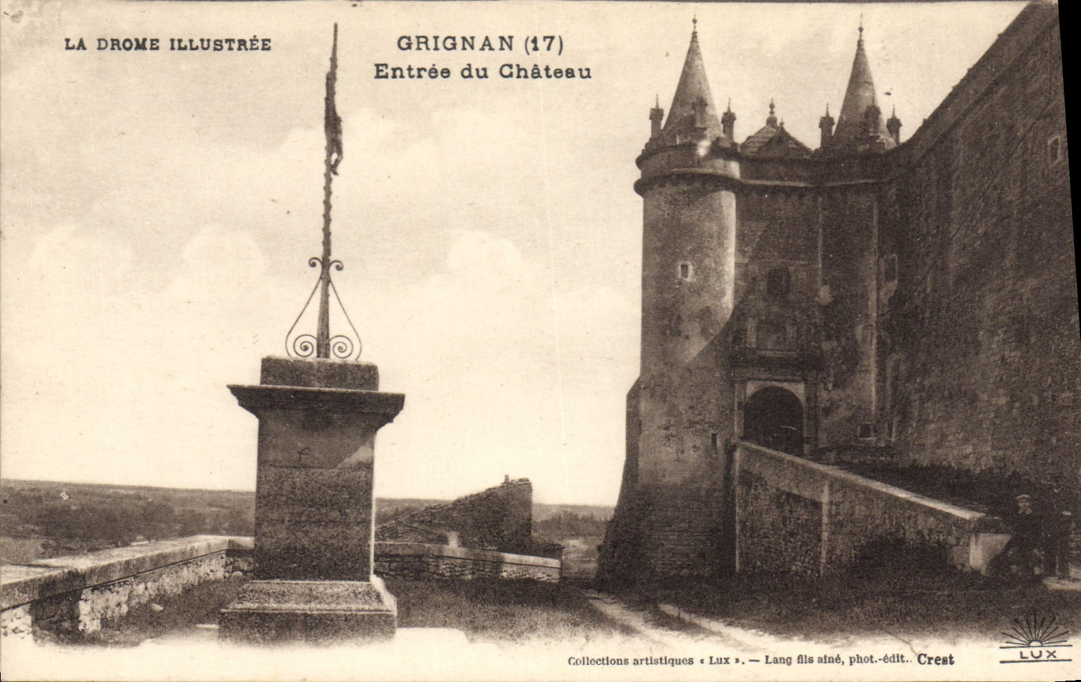 CPA La Drome Illustree Grignan Entree du chateau