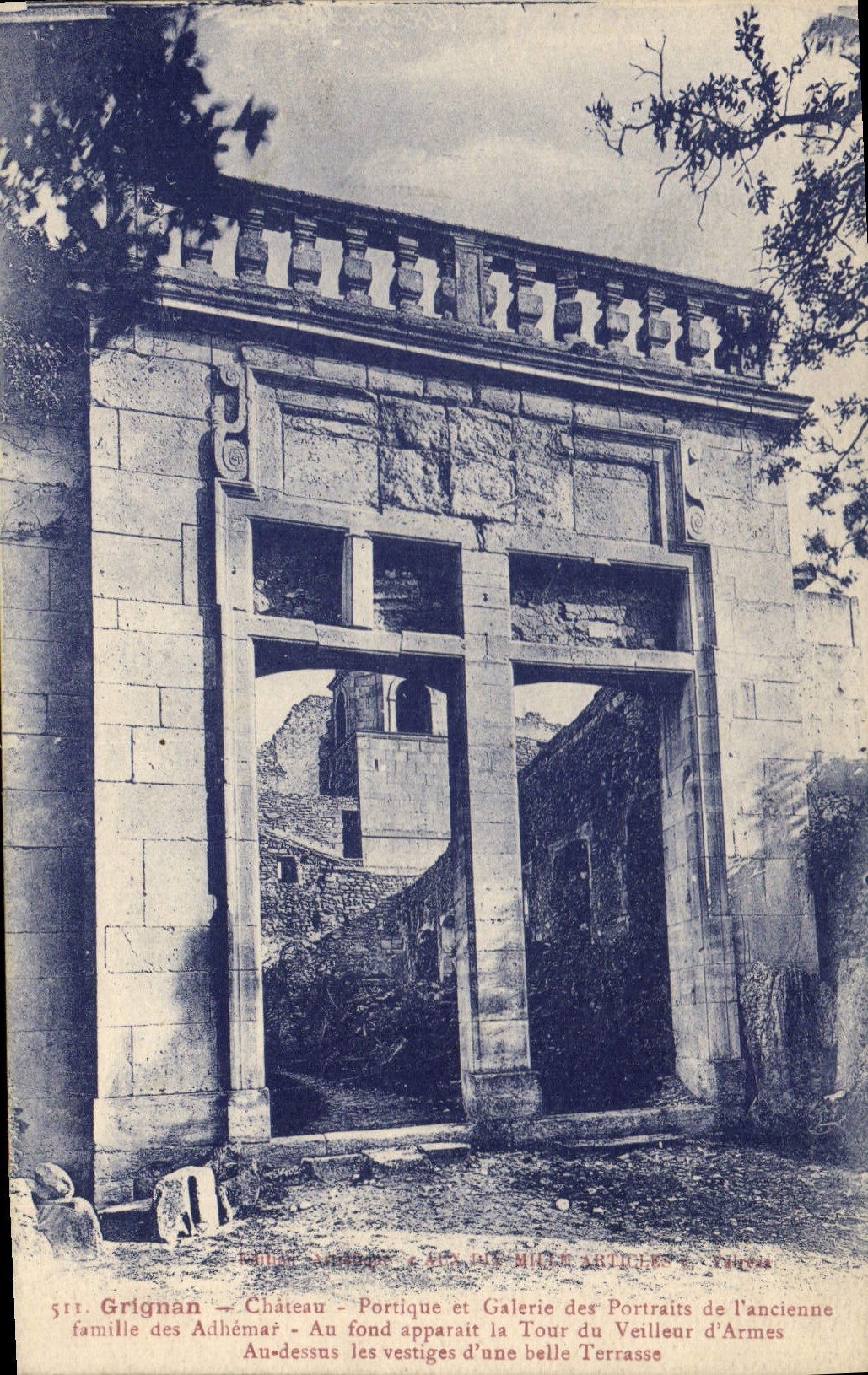 CPA Grignan chateau portique et Galerie des Portraits de l'ancienne famille des Adhemar