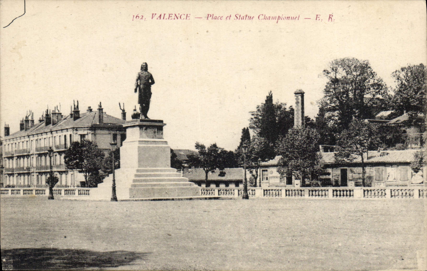 CPA Valence place et statue Championnet