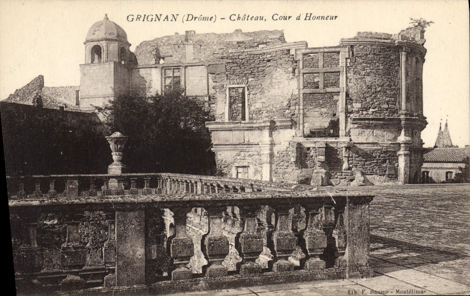 CPA Grignan Drome chateau Cour d'honneur