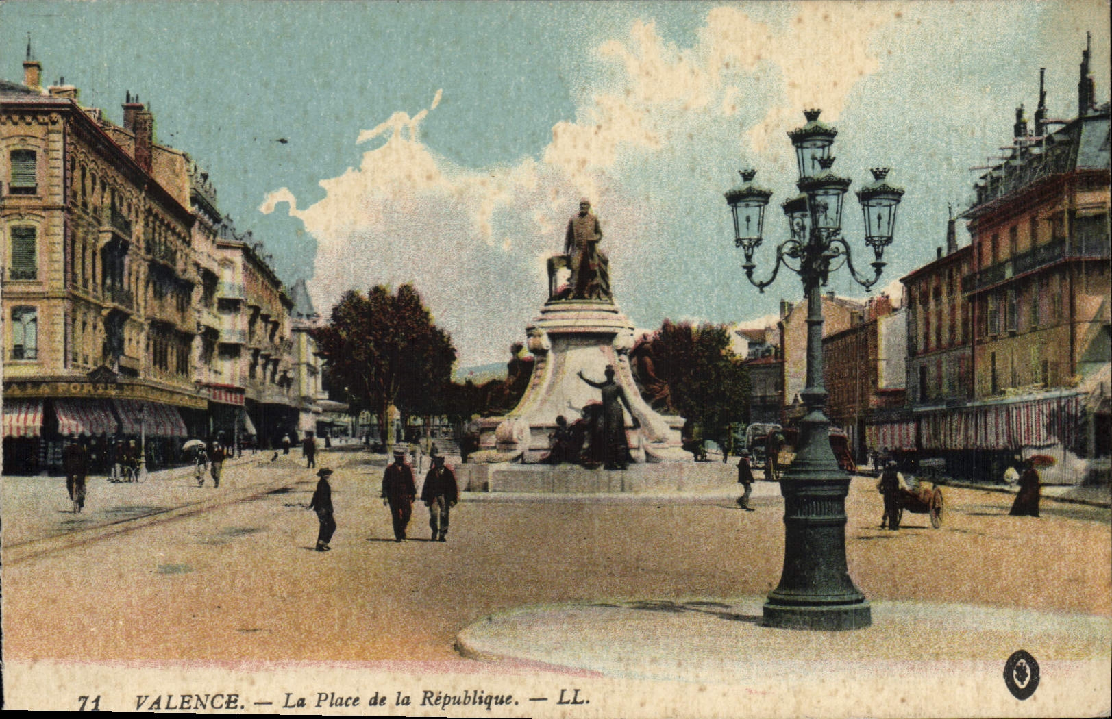 CPA Valence la place de la Republique 