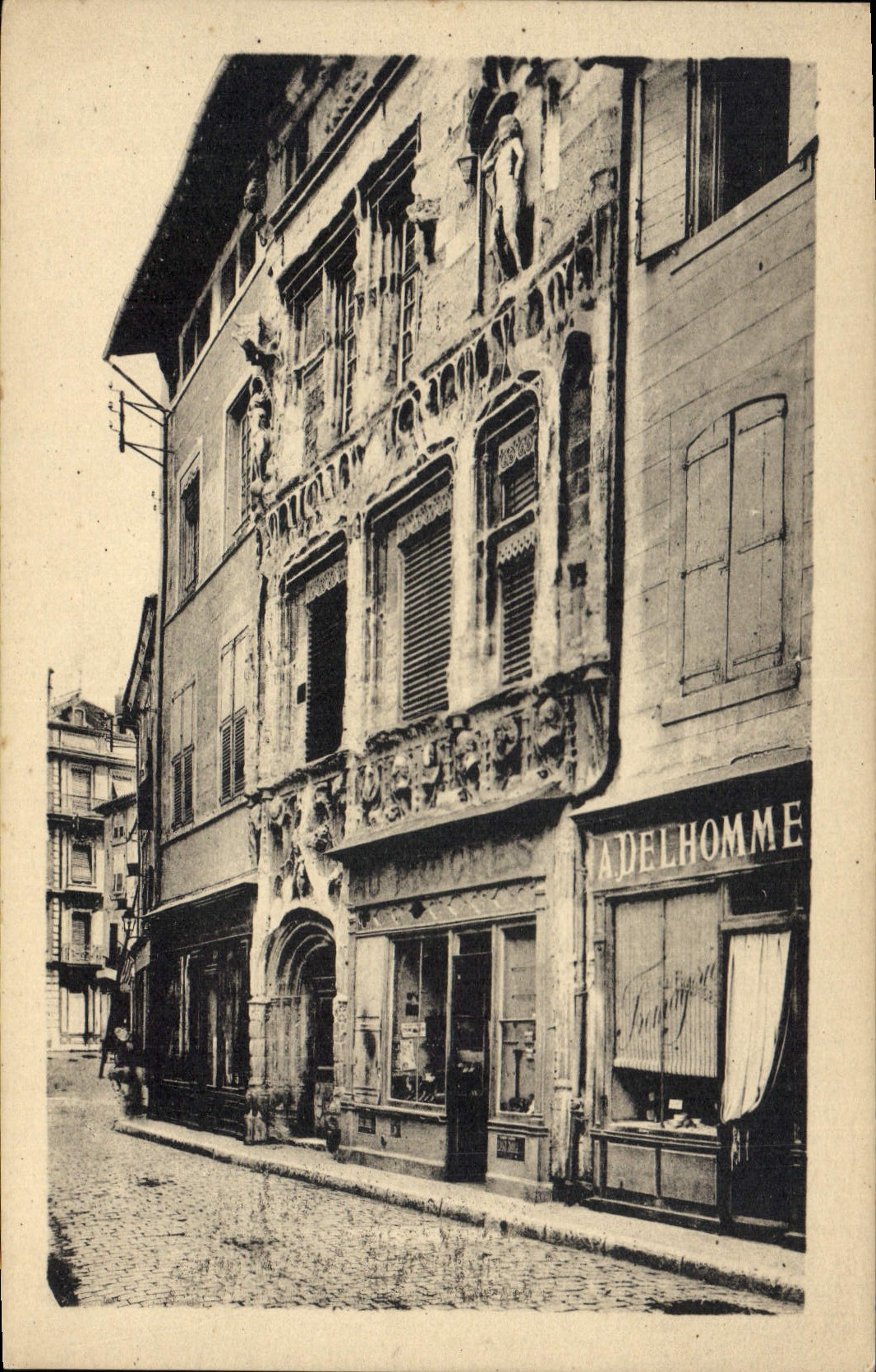 CPA Valence maison du XVI siecle dite maison des Tetes