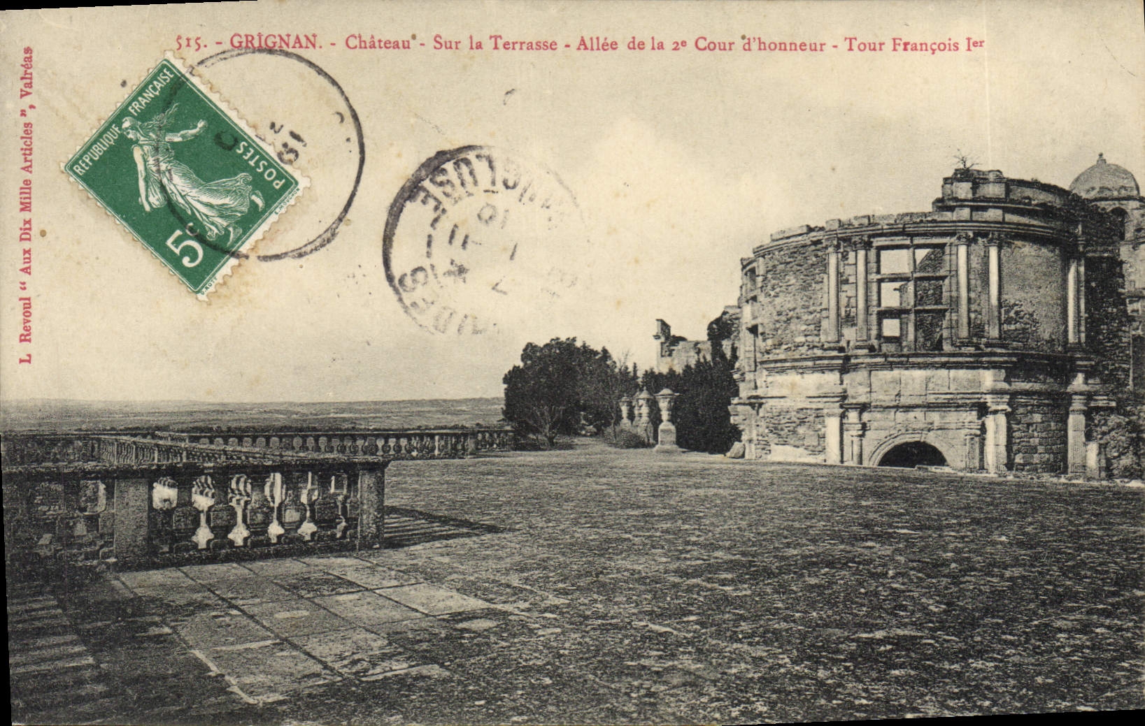 CPA Grignan chateau sur la Terrasse Alle de la 2eme cour D'honneur tour Francois I