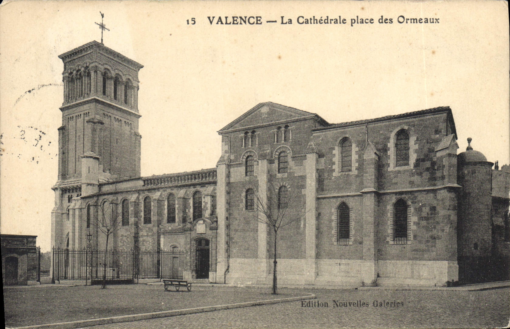 CPA Valence la cathedrale place des Ormeaux 