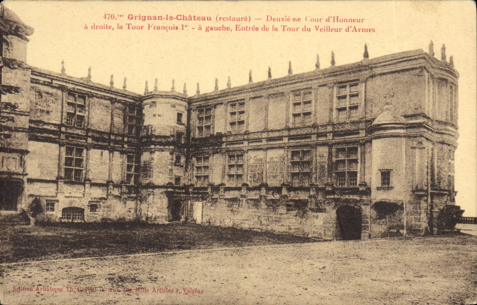 CPA Grignan le chateau Deuxieume Cour d'honneur a droite la Tour Francois I a gouche entree de la To