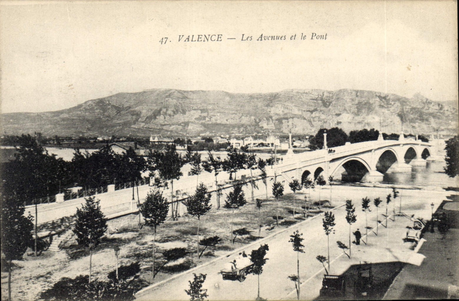 CPA Valence les Avenues et le pont 