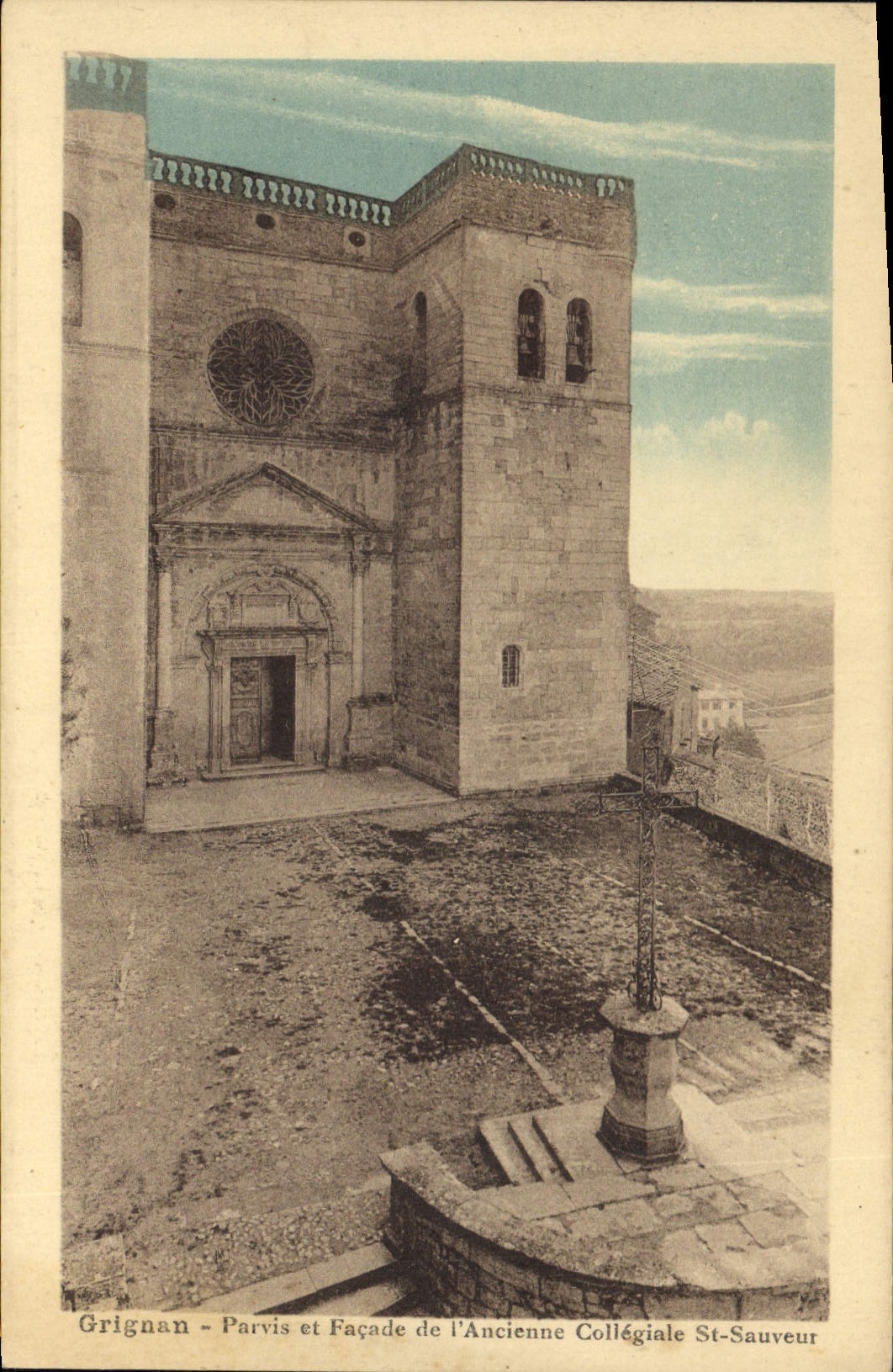 CPA Grignan Parvis et facade de l'Ancienne Collegiale St Sauveur 