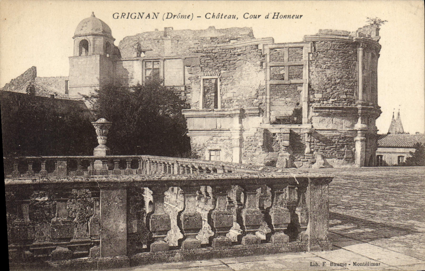 CPA Grignan Drome chateau cour d'honneur