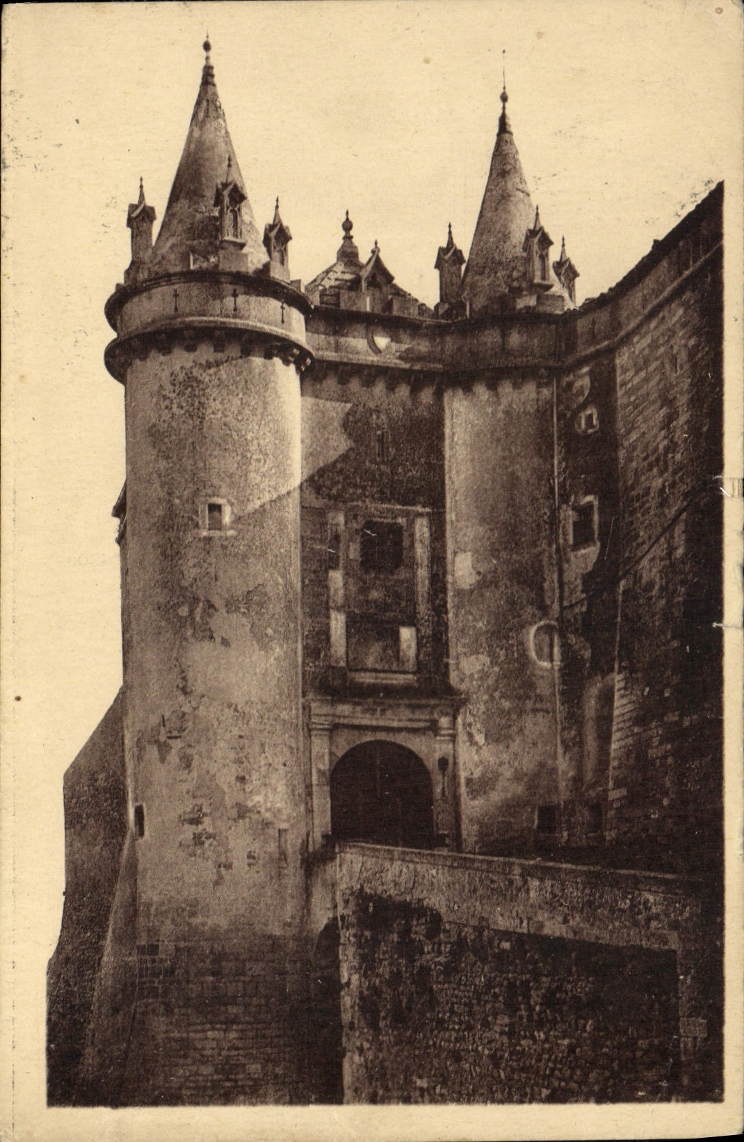 CPA La Drome Illustree Grignan Entree du Chateau 