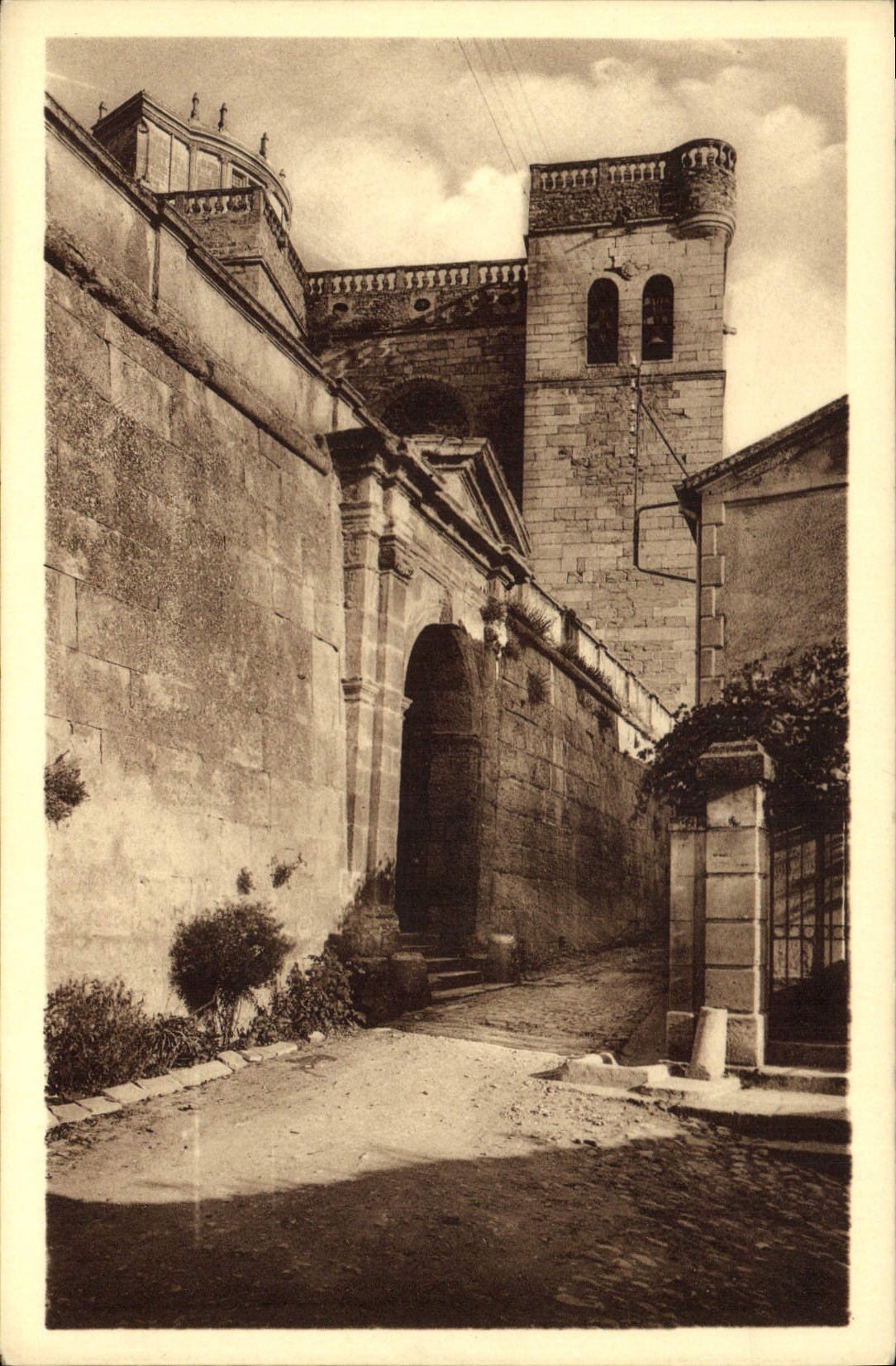 CPA La Drome Illustree Grignan Eglise Saint Sauveur