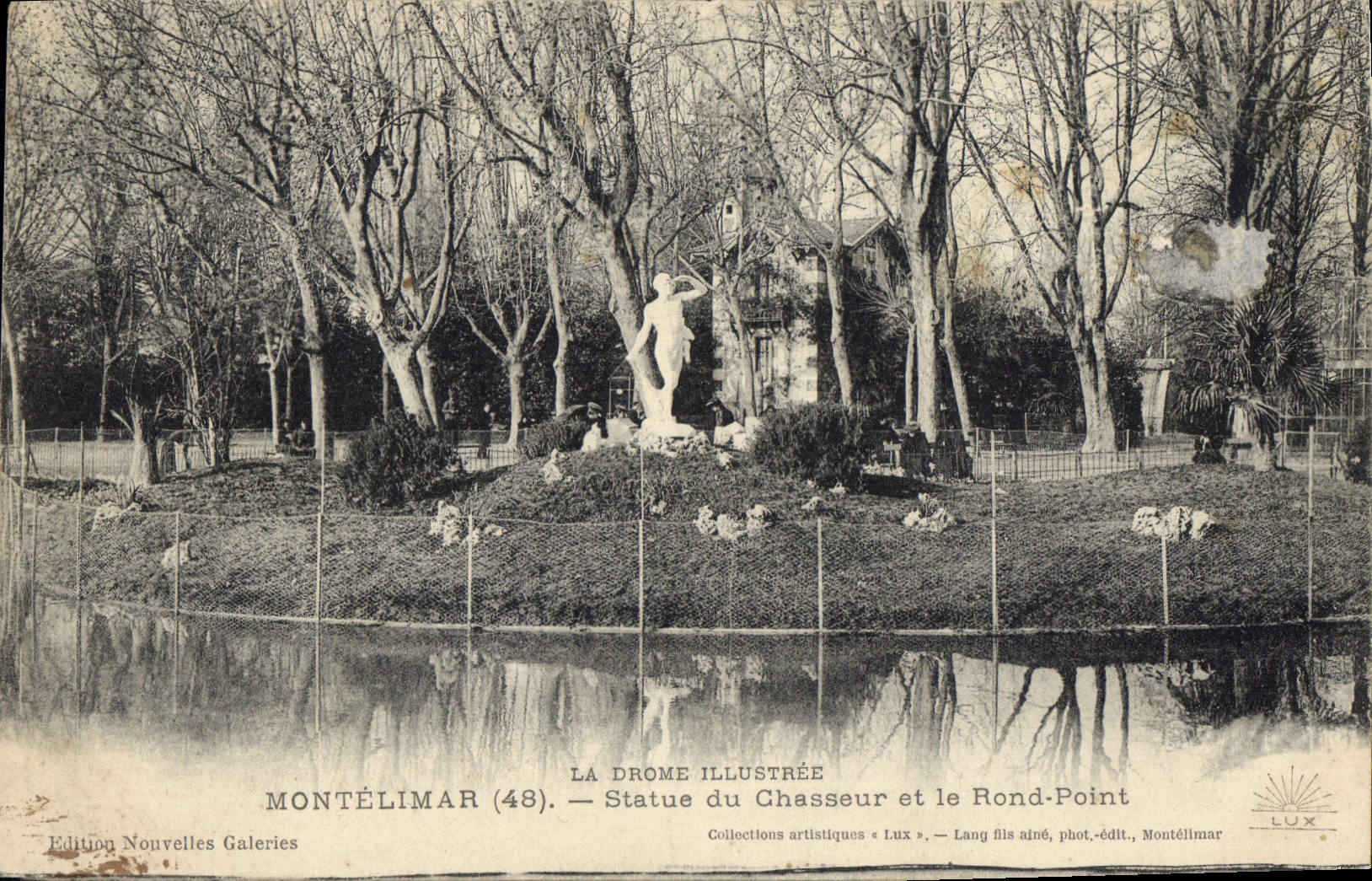 CPA La drome illustree montelimar statue du chasseur etle rond point