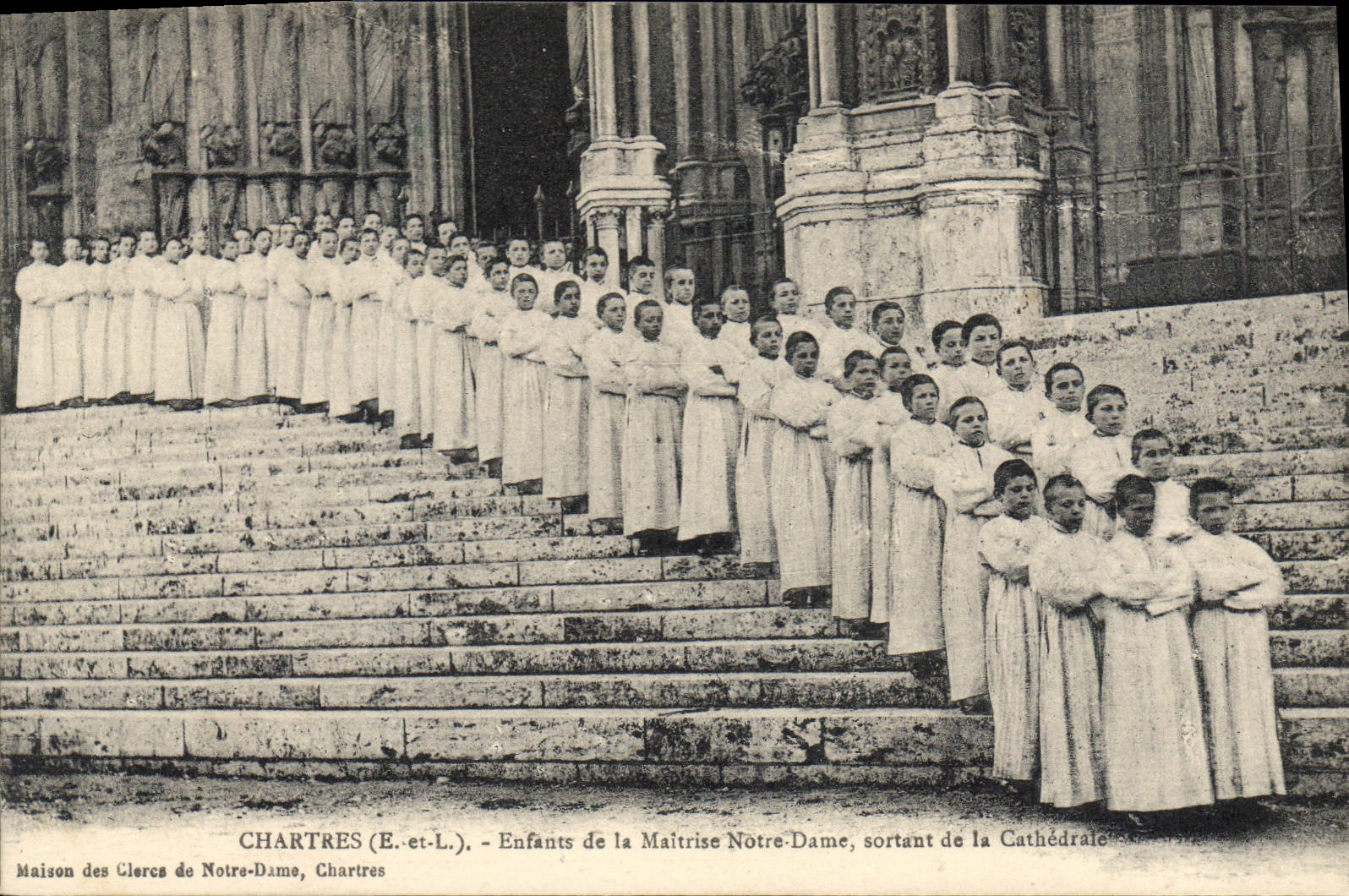 CPA Chartres Enfants de la Maitrise Notre Dame sortant de la Cathedrale