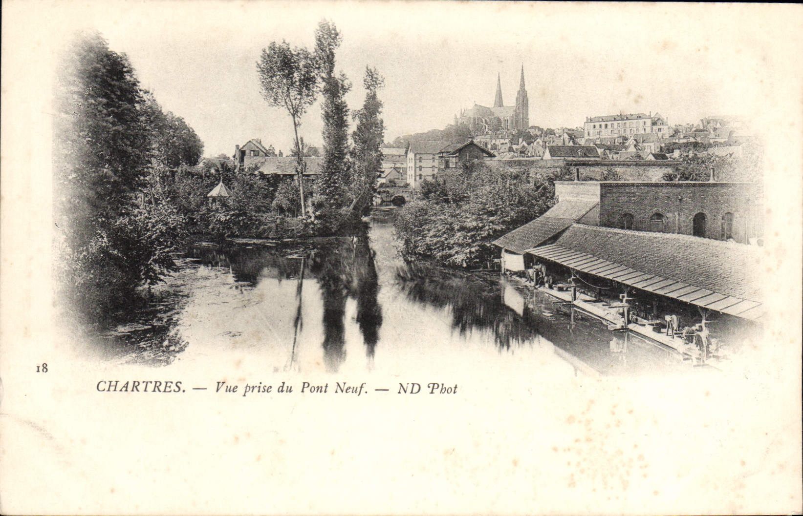 CPA Chartres Vue prise du Pont Neuf Lavoir