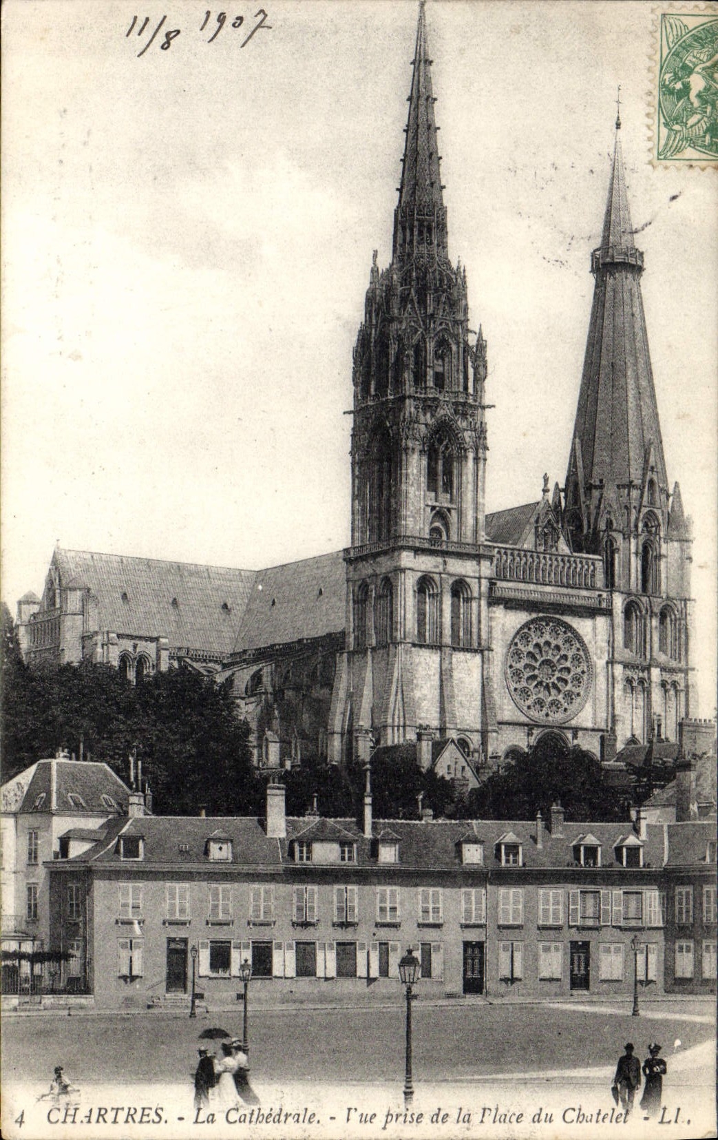 CPA Chartres La Cathedrale vue prise de la Place de Chatelet