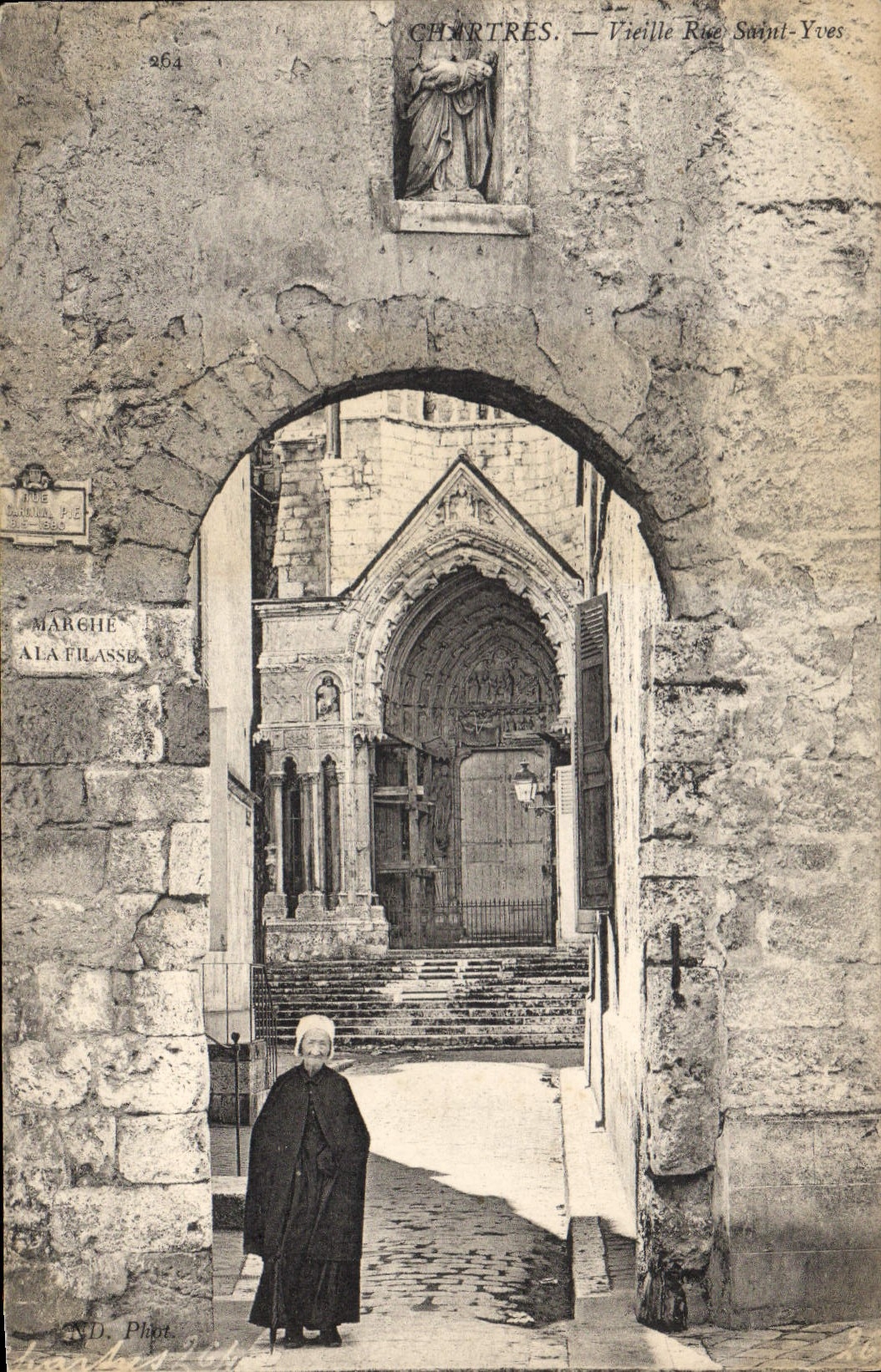 CPA Chartres Vieille Rue Saint Yves Femme Folklore