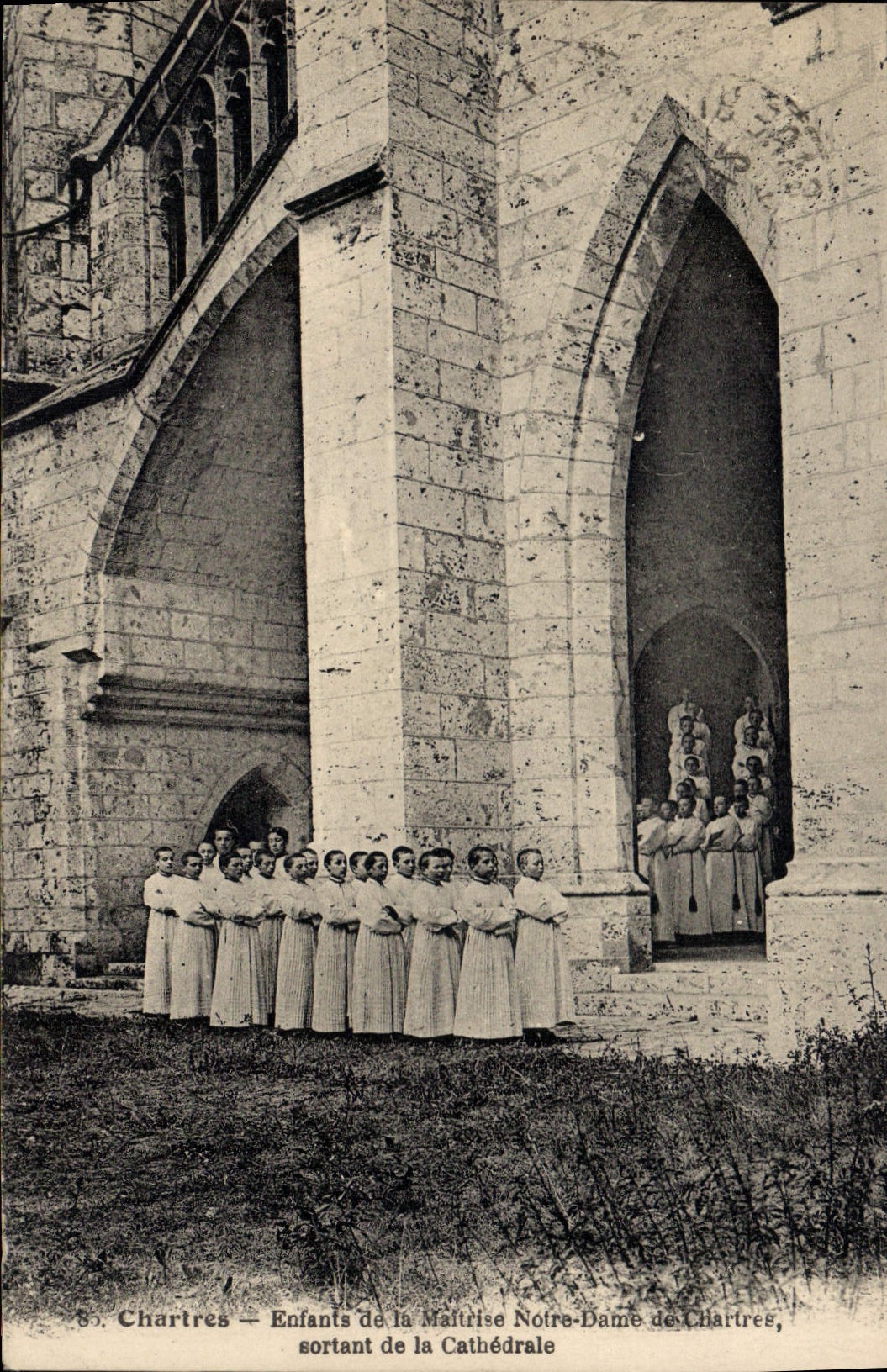 CPA Chartres Enfants de la Maitrise Notre Dame de Chartres sortant de la Cathedrale