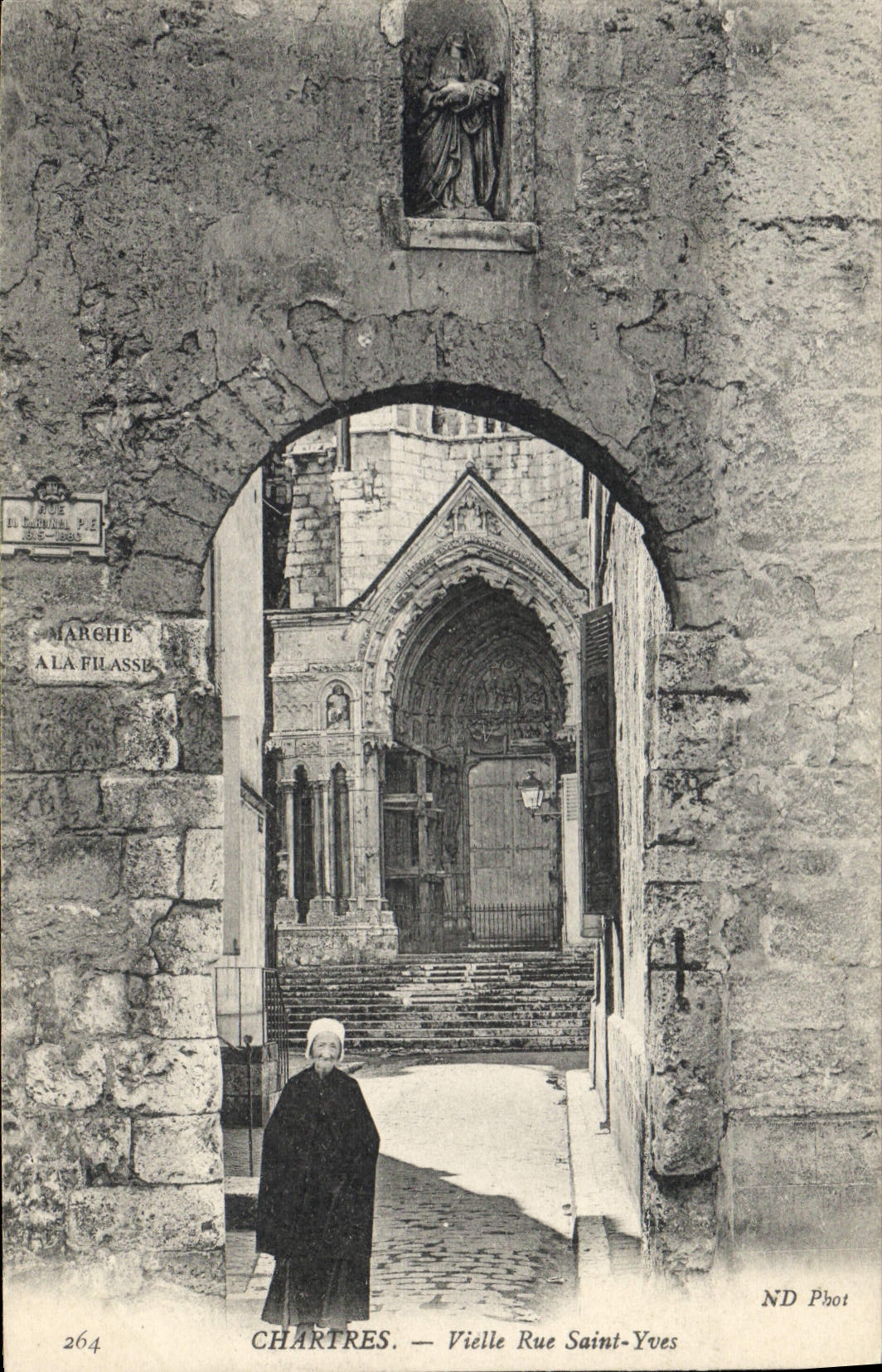 CPA Chartres Vielle Rue Saint Yves Femme Folklore