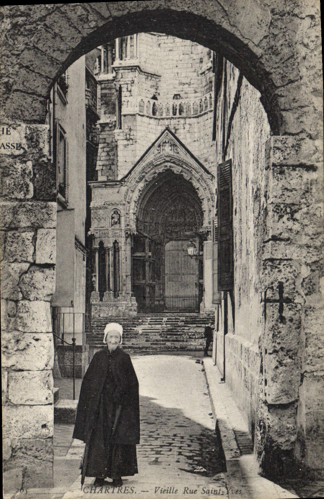 CPA Chartres Vieille Rue Saint Yves Femme Folklore