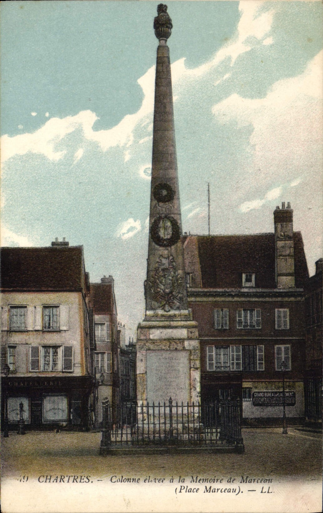 CPA Chartres Colonne elitee a la Memoire de Marceau(Place Marceau) 