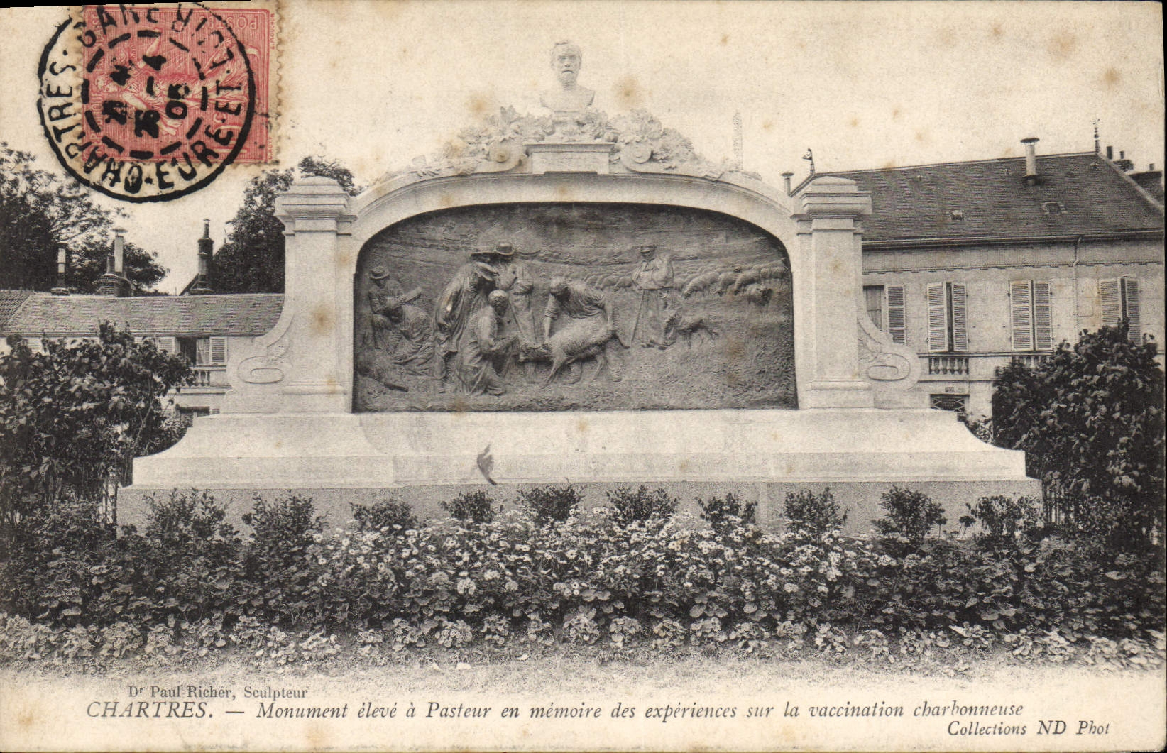 CPA Chartres Monument eleve a Pasteur en memoire des experiences sur la vaccination charbonneuse