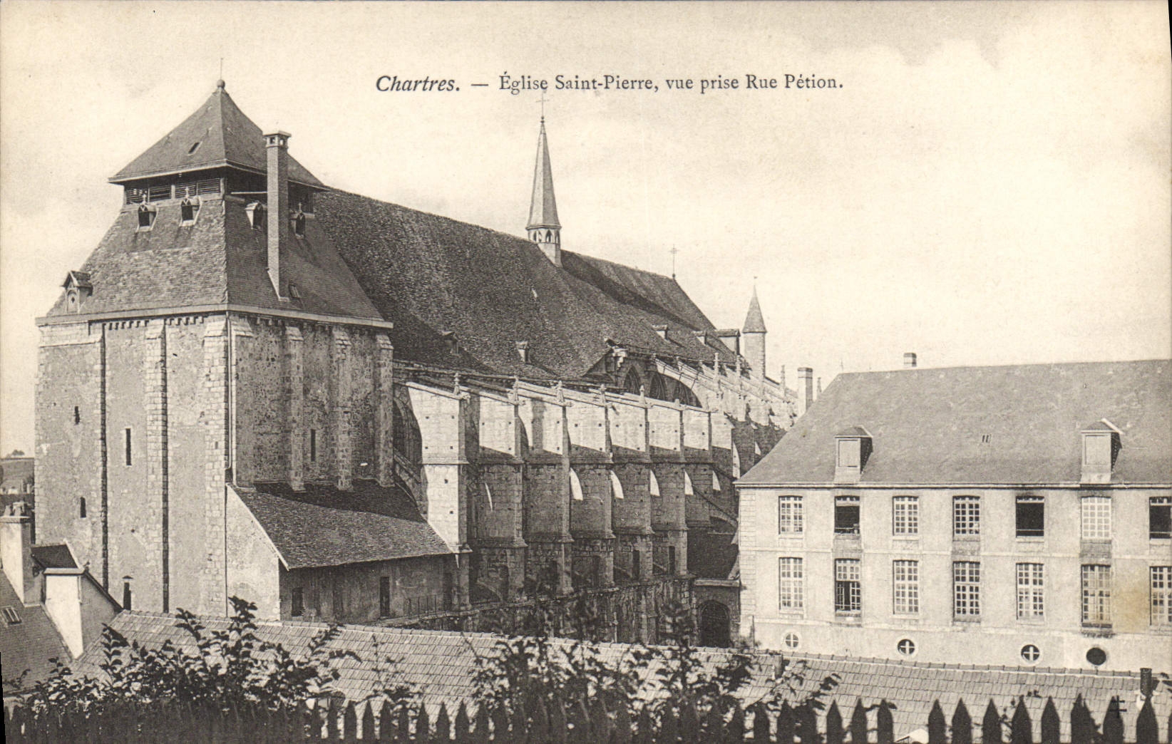 CPA Chartres Eglise Saint Pierre vue prise Rue Petion