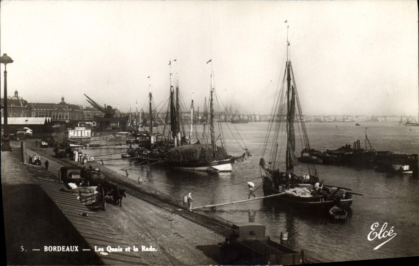 CPM Bordeaux Les Quais et la Rado Bateaux