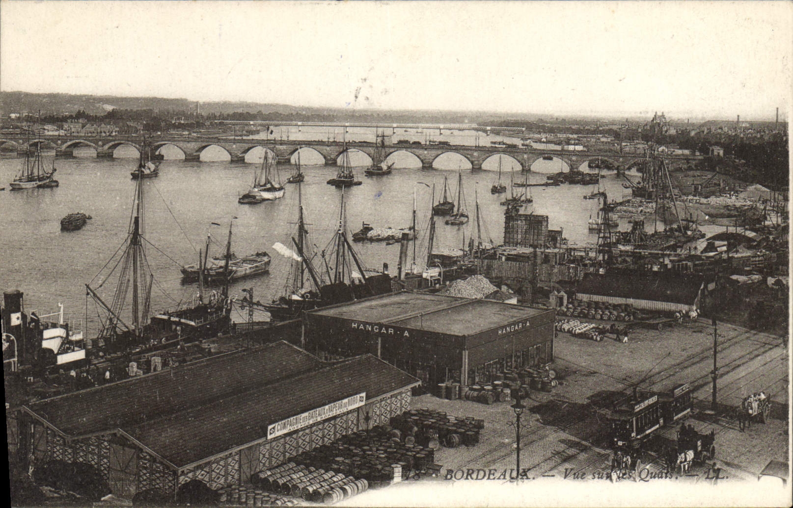 CPA Bordeaux Vue sur les Quais Bateaux