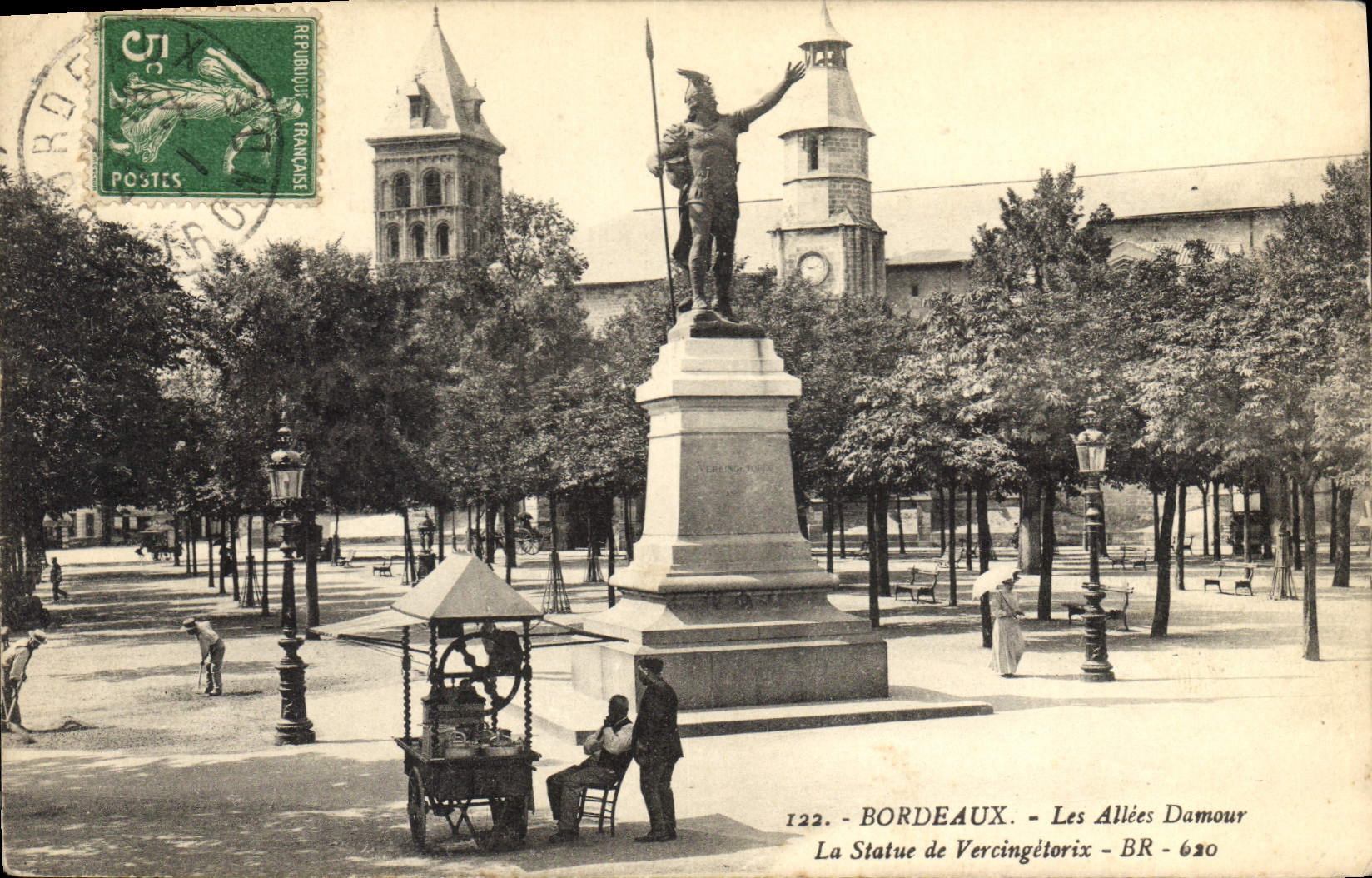 CPA Bordeaux Les Allies Damour La Statue de Vercingetorix Marchand de glaces