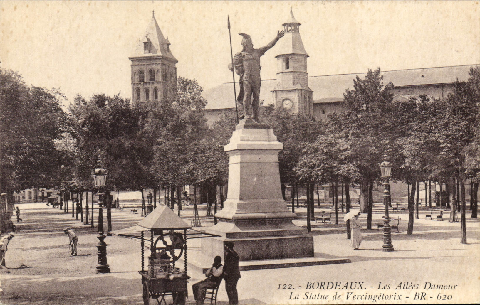 CPA Bordeaux Les Allees Damour La Statue de Vercingetorix Marchand de glaces
