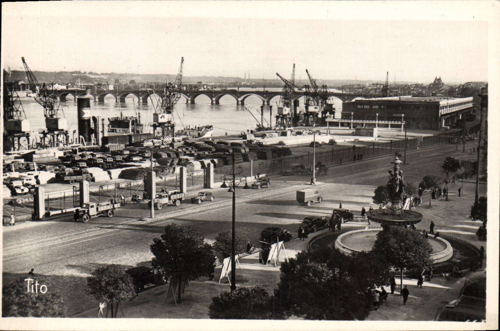 CPA Bordeaux Port Autonome de Bordeaux Place de la Bourse et le Pont