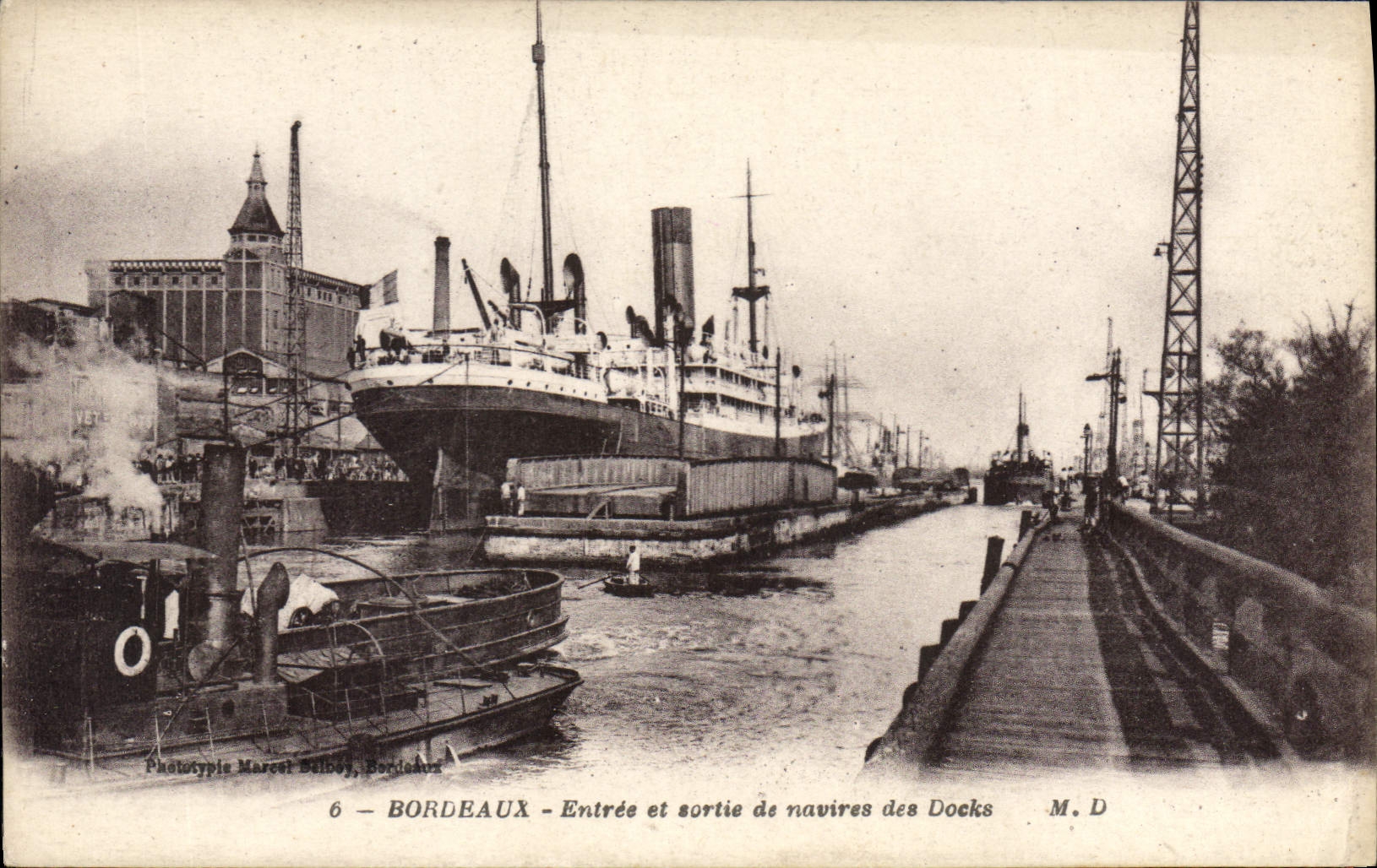 CPA Bordeaux Entree et sortie de navires des Docks Bateaux